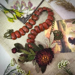 Колье из яшмы и натуральной кожи «Осенний цветок»