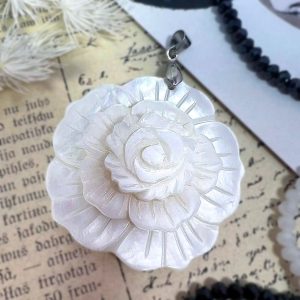 Кулон из перламутра «Белый цветок»