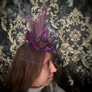 Шляпка на заколках фиолетовая с брошью, вуалью и перьями